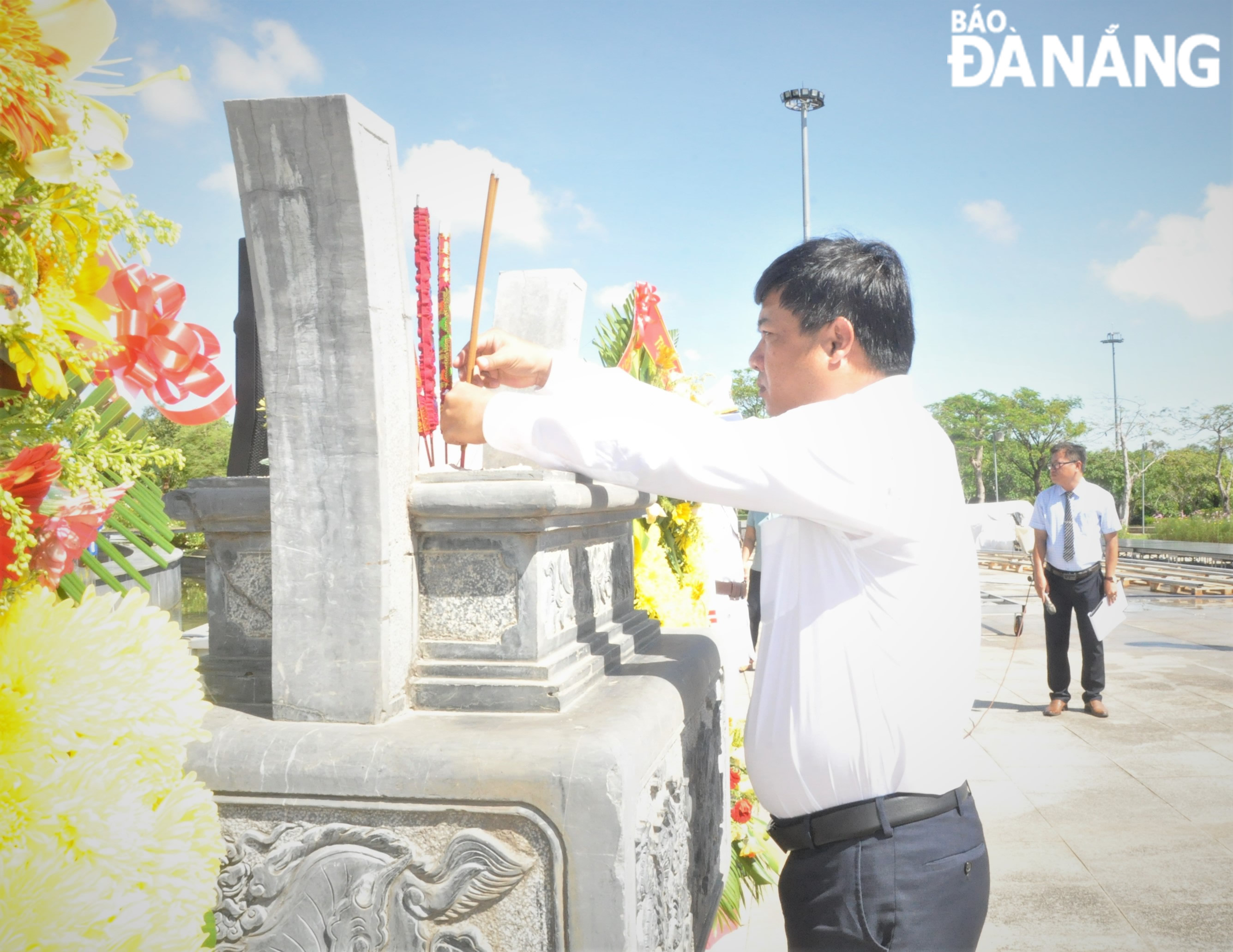 Deputy Secretary Luong Nguyen Minh Triet offering incense to commemorate heroic Vietnamese mothers and martyrs at the Heroic Vietnamese Mother Monument. Photo: LE HUNG