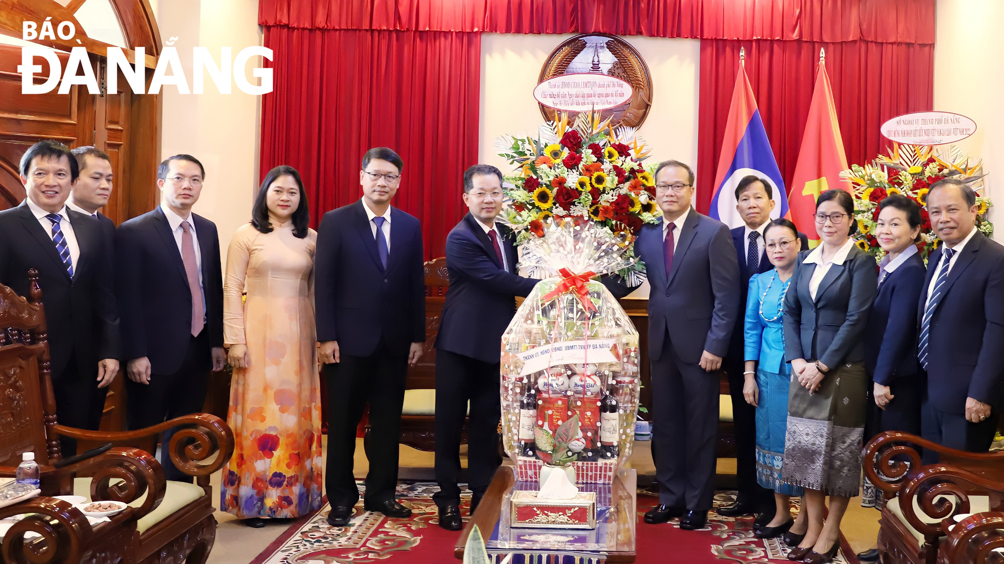 Da Nang Party Committee Secretary Nguyen Van Quang (sixth, left) visits and presents flowers to congratulate the Consulate General of Laos in Da Nang on the occasion of the 60th anniversary of bilateral diplomatic ties (September 5, 1962) and 45 years since the signing of the Treaty of Friendship and Cooperation (July 18, 1977). Photo: NGOC PHU