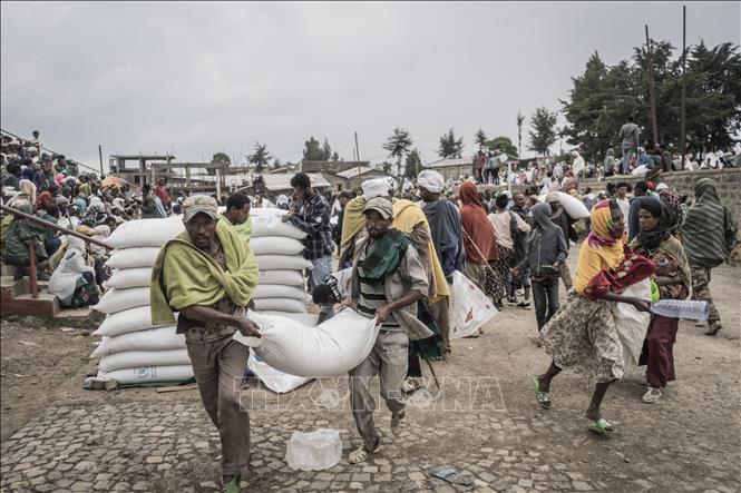 Người tị nạn nhận lương thực cứu trợ tại Gondar, Ethiopia. Ảnh tư liệu: AFP/TTXVN