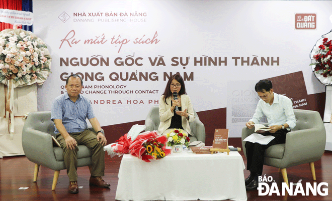 Tác giả Andrea Hoa Pham (giữa) trao đổi với các đại biểu tại buổi ra mắt sách “Nguồn gốc và sự hình thành giọng Quảng Nam”. Ảnh: XUÂN DŨNG