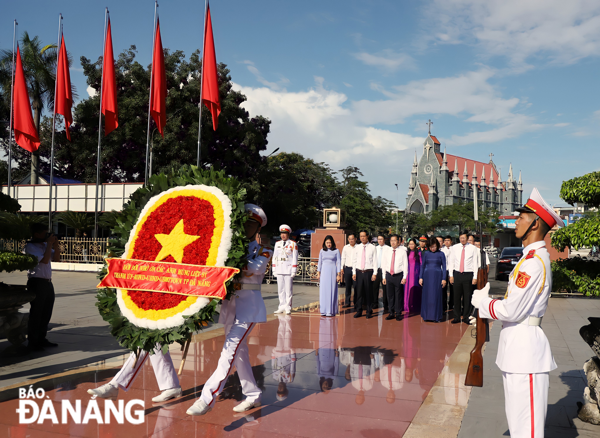 Đoàn lãnh đạo Thành phố Đà Nẵng và lãnh đạo thành phố Hải Phòng dân hương đài tưởng niệm. Ảnh: NGỌC PHÚ