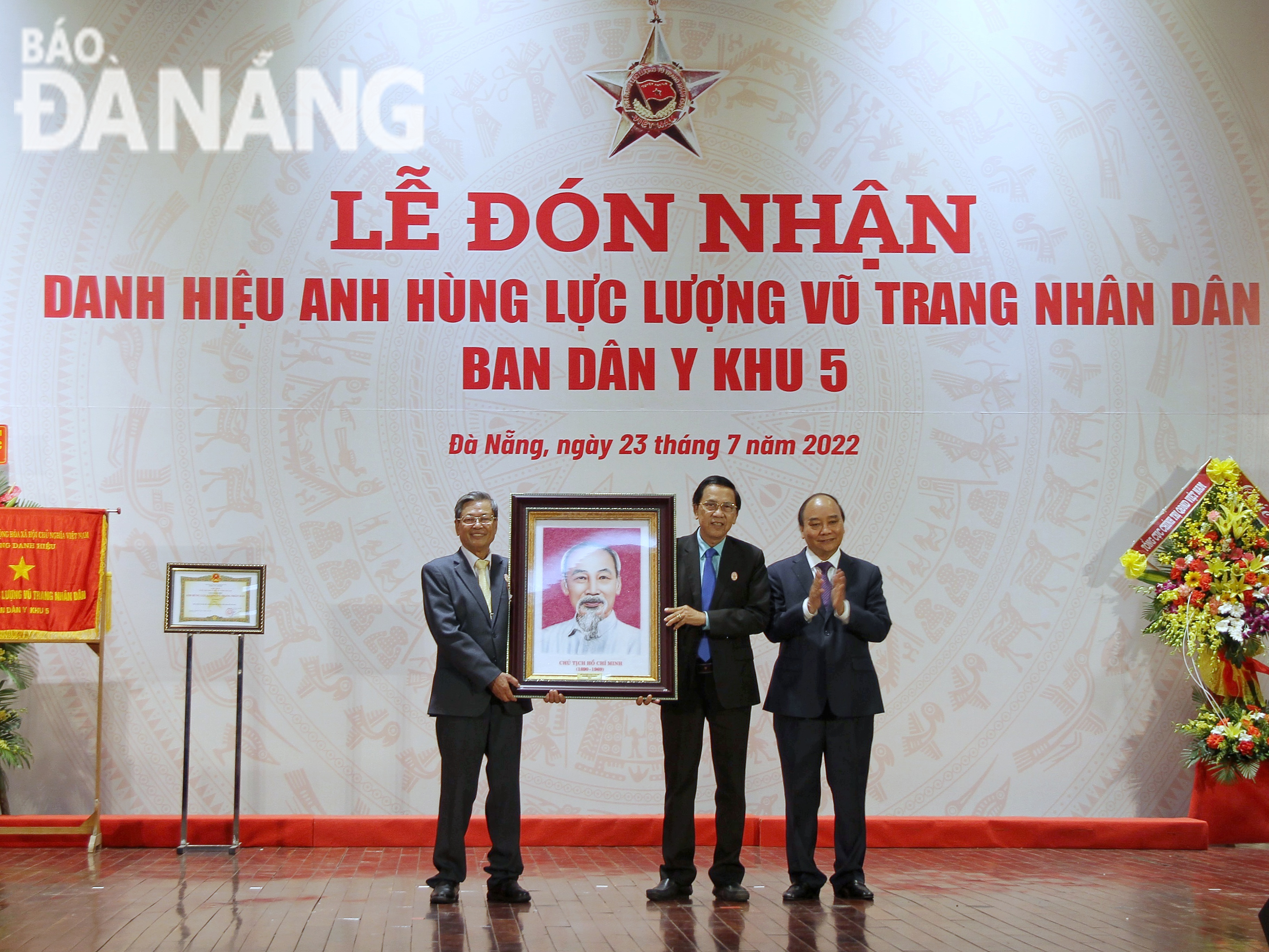 Chủ tịch nước Nguyễn Xuân Phúc (bìa phải) trao quà lưu niệm cho đại diện Ban Dân y Khu 5. Ảnh: L.P