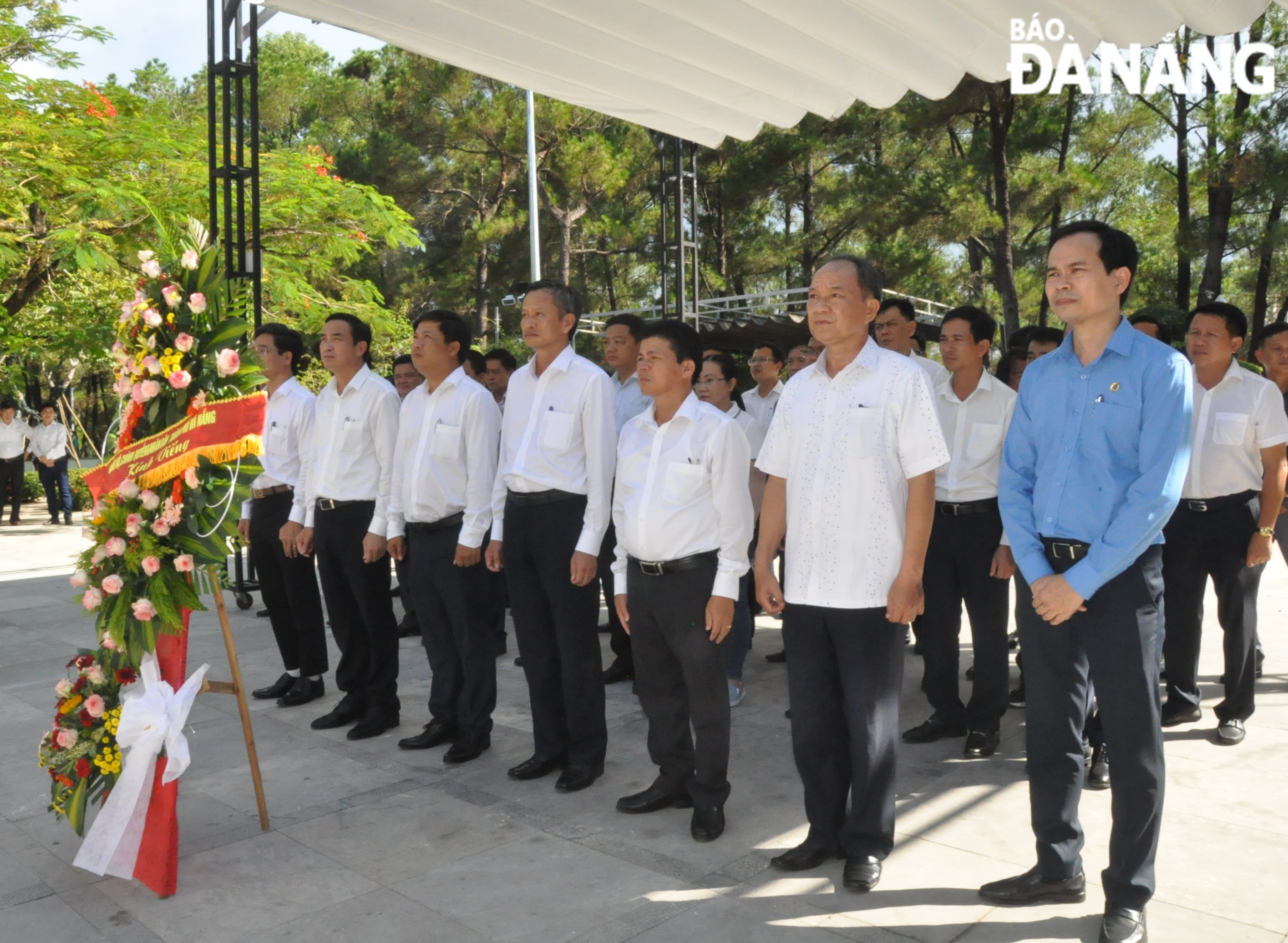 Đoàn công tác của thành phố Đà Nẵng dâng hương, dâng hương các anh hùng liệt sĩ tại Nghĩa trang liệt sĩ quốc gia Trường Sơn. Ảnh: LÊ HÙNG