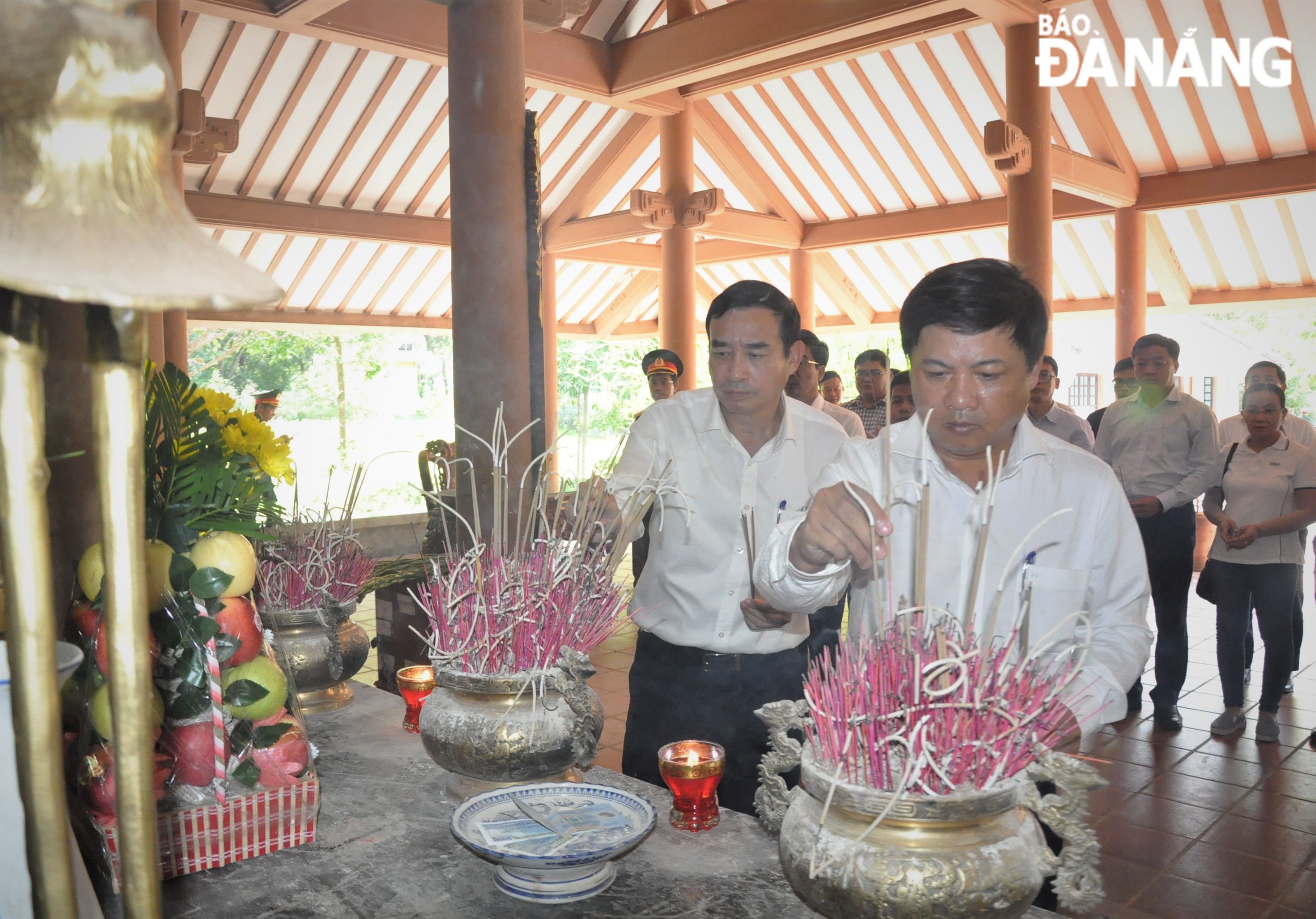 Phó Bí thư Thường trực Thành ủy Lương Nguyễn Minh Triết (phải) và Chủ tịch UBND thành phố Lê Trung Chinh dâng hương tại Nhà tưởng niệm trong khu Nghĩa trang liệt sĩ quốc gia Trường Sơn. Ảnh:LÊ HÙNG