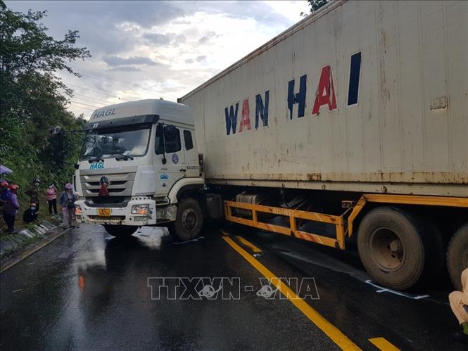 Hiện trường vụ tai nạn giao thông giữa xe ô tô rơ mooc và xe khách tại huyện Ngọc Hồi, tỉnh Kon Tum, khiến 1 người chết và 3 người bị thương, xảy ra ngày 19/7/2022. Ảnh: TTXVN phát