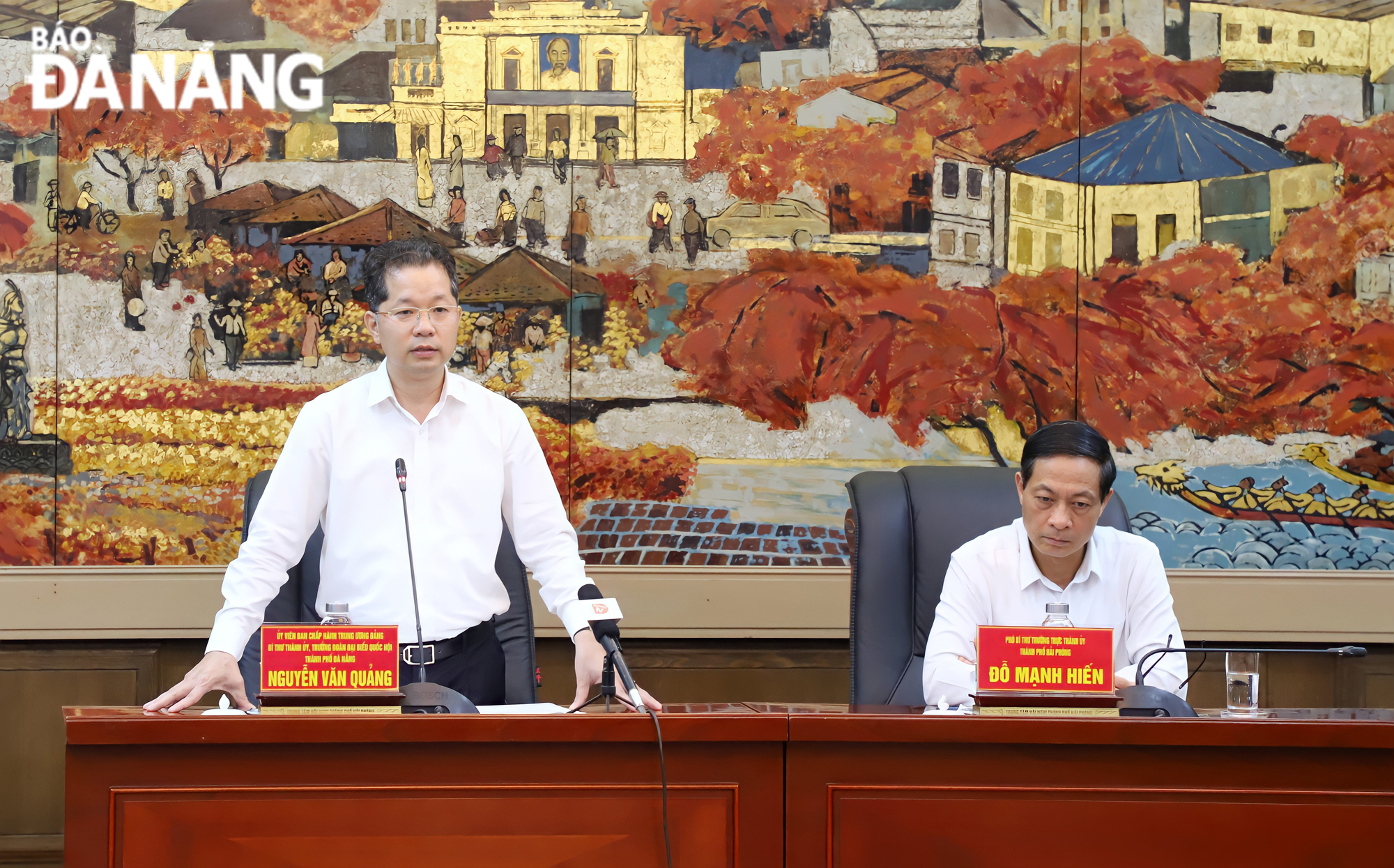 Da Nang Party Committee Secretary Nguyen Van Quang speaking at a meeting with their counterparts from Hai Phong