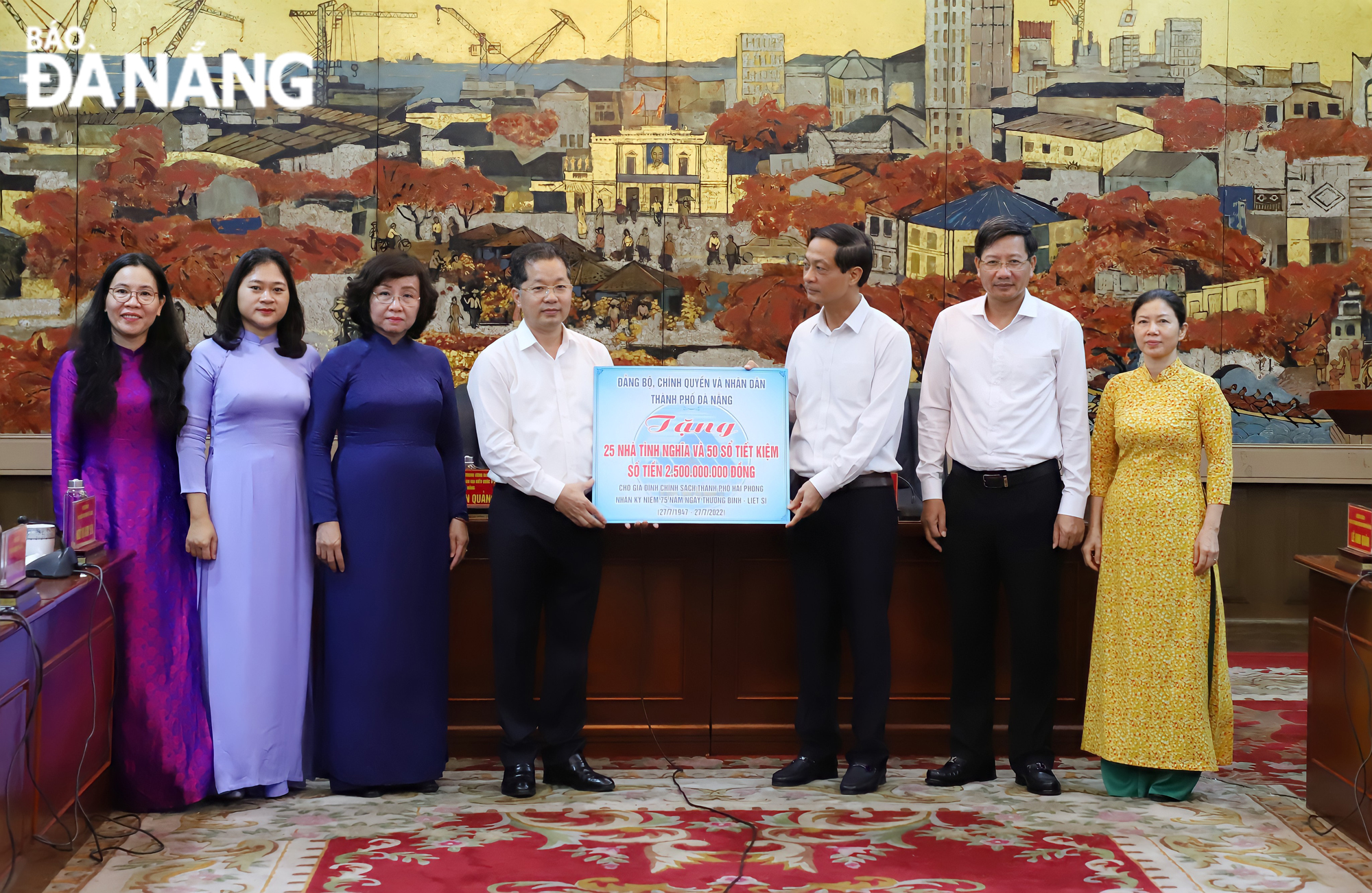 Secretary Quang (fourth, left) presenting a symbolic board of 25 gratitude houses and 50 savings books to Hai Phong city's social policy families. Photo: NGOC PHU