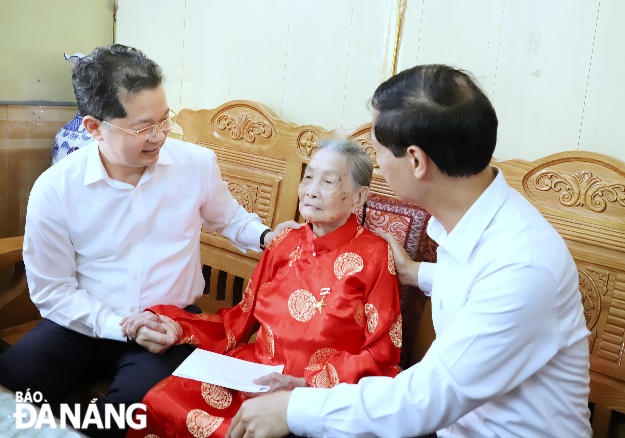 Secretary Quang (left) visiting the heroic Vietnamese mother Ngo Thi Tam