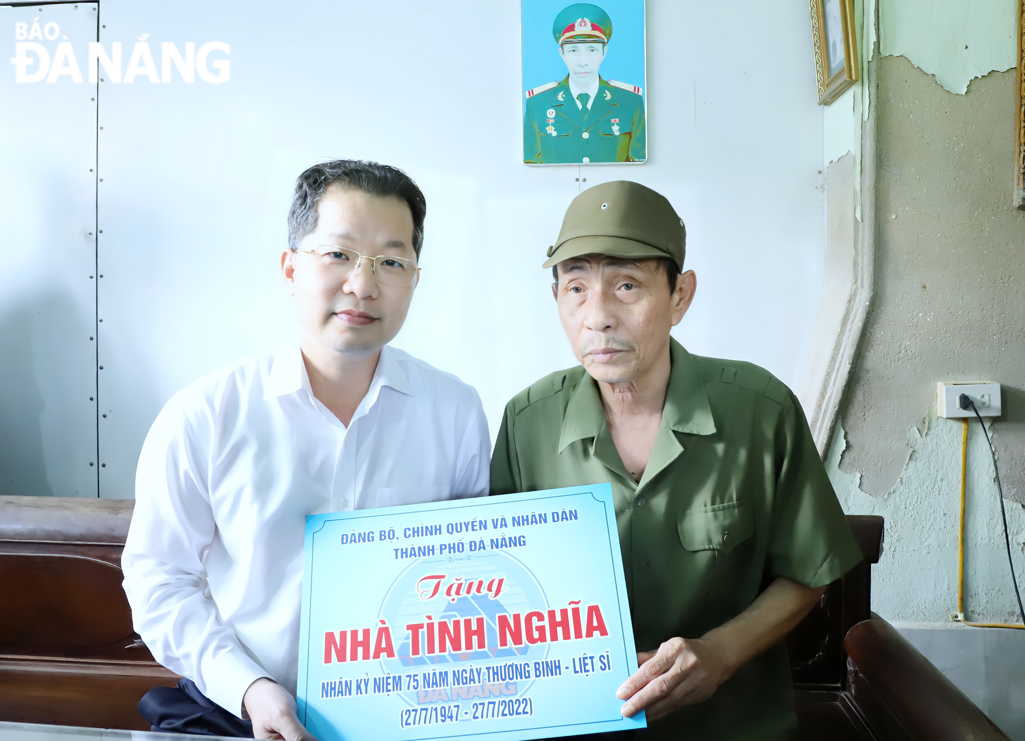 Secretary Nguyen Van Quang handing over the symbolic board of a gratitude house to Mr. Nguyen Van Thong