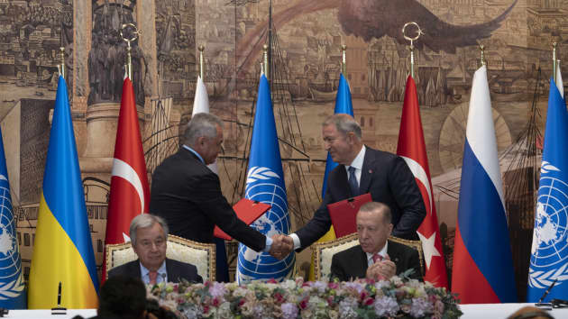 Tổng thống Thổ Nhĩ Kỳ Recep Tayyip Erdogan (hàng trước, bên trái) và Tổng thư ký Liên hợp quốc Antonio Guterres (hàng trên, bên phải) chứng kiến lễ ký thỏa thuận ngày 22-7. Ảnh: AFP