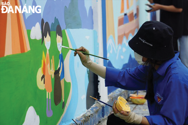 Murals created by Da Nang architecture students make Lac Long Quan Street more beautiful. Photo: K.H