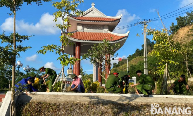 Đoàn viên thanh niên xã Hòa Sơn (huyện Hòa Vang) chăm sóc cây xanh, làm đẹp khu vực bia chứng tích trên địa bàn xã.