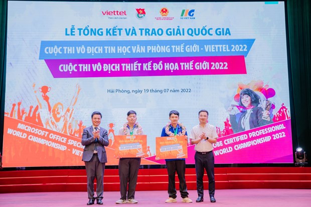 Nguyen Tuong Lam, Secretary of the Ho Chi Minh Communist Youth Union Central Committee (the first from the right) and Doan Hong Nam, chairman of IIG Vietnam Education Organisation, hand over awards to winners of 2022 MOS World Championship-Viettel. (Photo:thanhnien.vn)