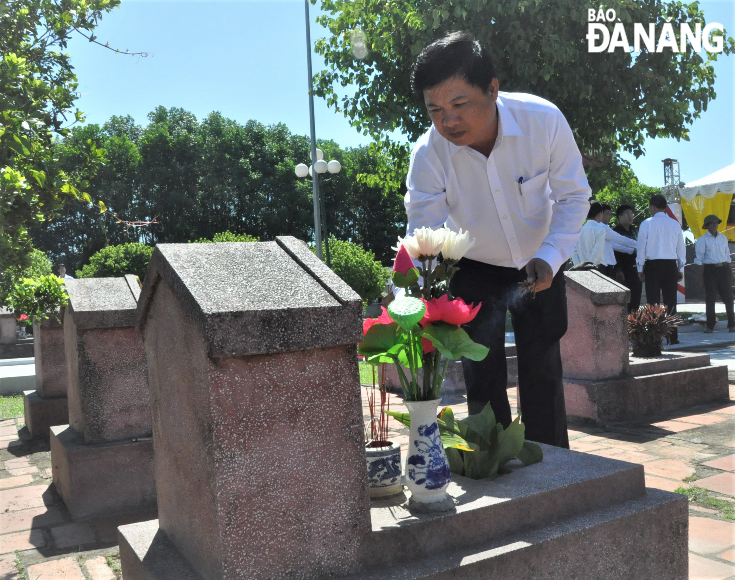 Phó Bí thư Thường trực Thành ủy Lương Nguyễn Minh Triết thắp hương tưởng nhớ các anh hùng liệt sĩ tại Nghĩa trang liệt sĩ Hàm Rồng, tỉnh Thanh Hóa.  Ảnh: LÊ HÙNG