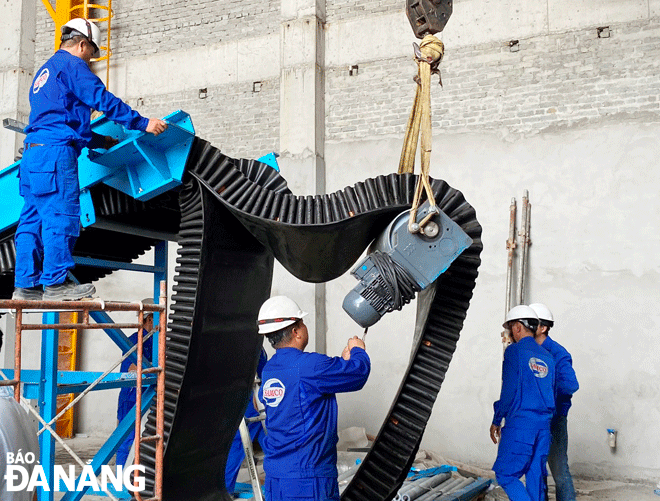 Workers are in hurry to install conveyor belt system waste shredder at Son Tra District-based Waste Transfer Station. Photo: HOANG HIEP