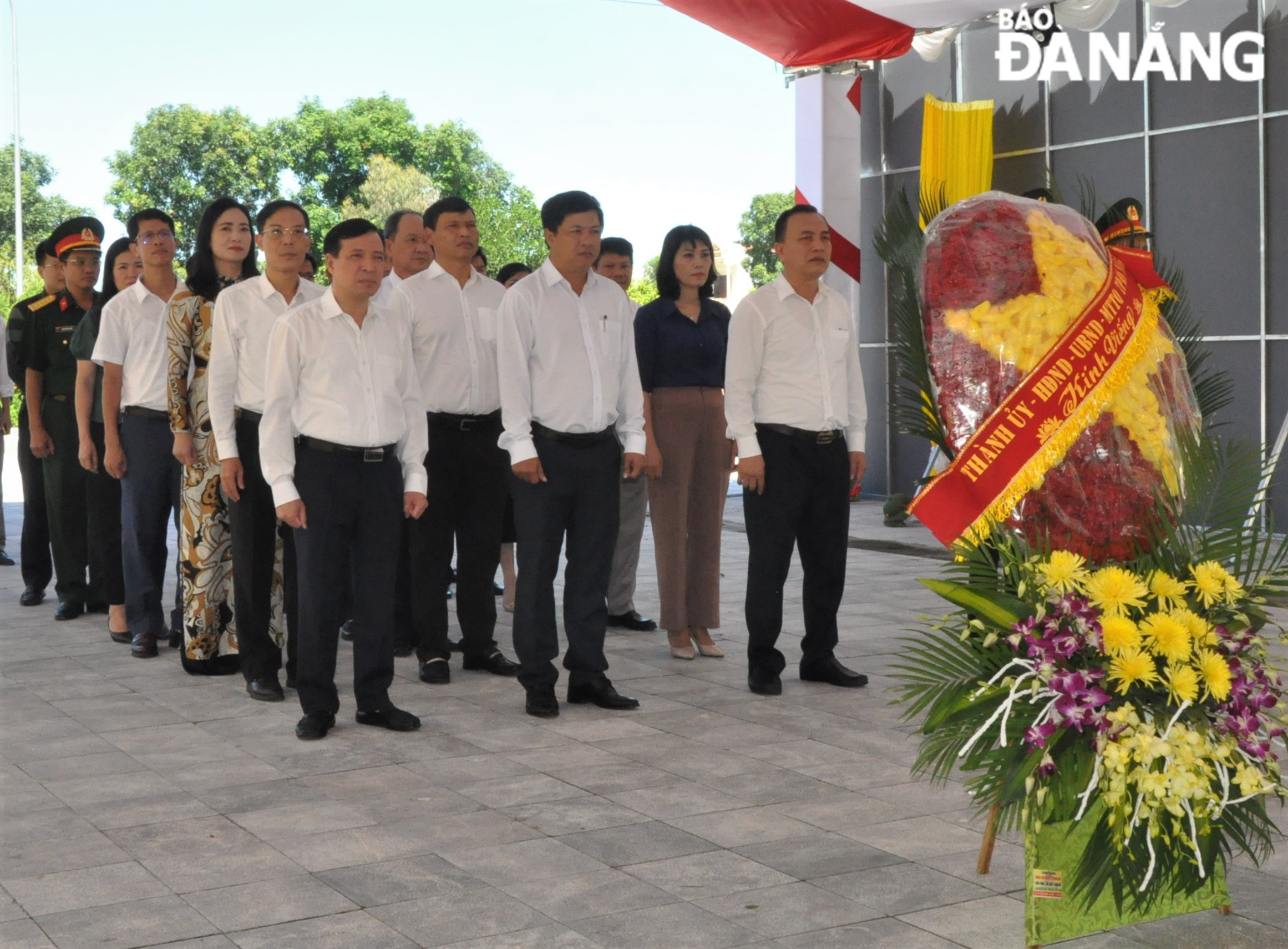 Đoàn lãnh đạo thành phố Đà Nẵng và tỉnh Thanh Hóa dâng hoa, dâng hương các anh hùng, các anh hùng liệt sĩ tại Nghĩa trang liệt sĩ huyện Quảng Xương. Ảnh: LÊ HÙNG