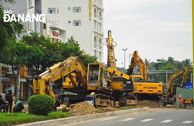 Thành phố đang tập trung thực hiện các nội dung theo tinh thần Nghị quyết số 43-NQ/TW của Bộ Chính trị. Trong ảnh: Thi công dự án tại tuyến đường Hồ Xuân Hương, Đà Nẵng.  Ảnh: Thành Lân