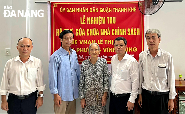 Bí thư Quận ủy Thanh Khê Lê Tùng Lâm (thứ 2, phải sang) dự lễ nghiệm thu hồ sơ sửa chữa nhà chính sách cho gia đình chính sách trên địa bàn phường Vĩnh Trung. Ảnh: NGỌC HÀ