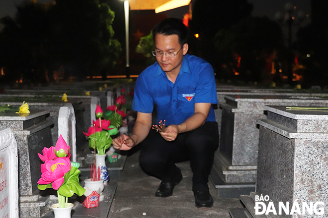 Secretary of the Da Nang Youth Union Nguyen Manh Dung offering incense at martyrs' graves