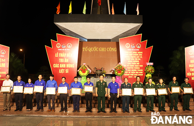 On the occasion, 15 collectives and 6 individuals were awarded Certificates of Merit from the municipal People’s Committee in recognition of their active involvement in caring for the martyrs' cemeteries, lighting gratitude candles, offering incense at graves and organising educational activities about revolutionary traditions at the martyrs’ cemeteries