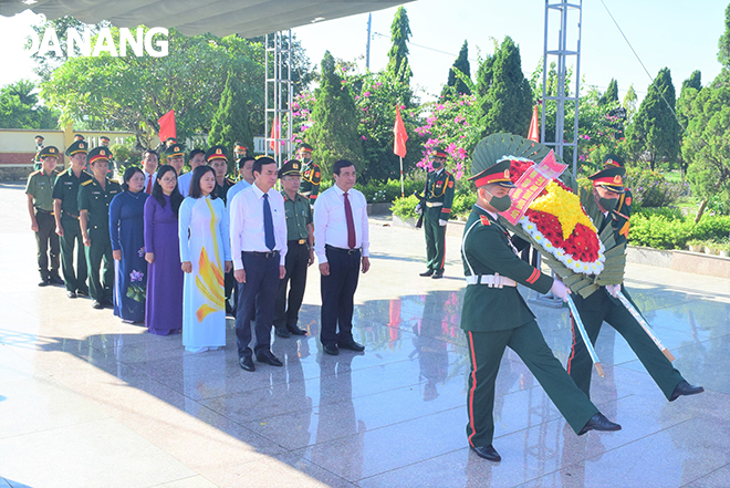 Đoàn công tác kính cẩn dâng hoa các anh hùng liệt sĩ tại Nghĩa trang liệt sĩ thành phố. Ảnh: P.N