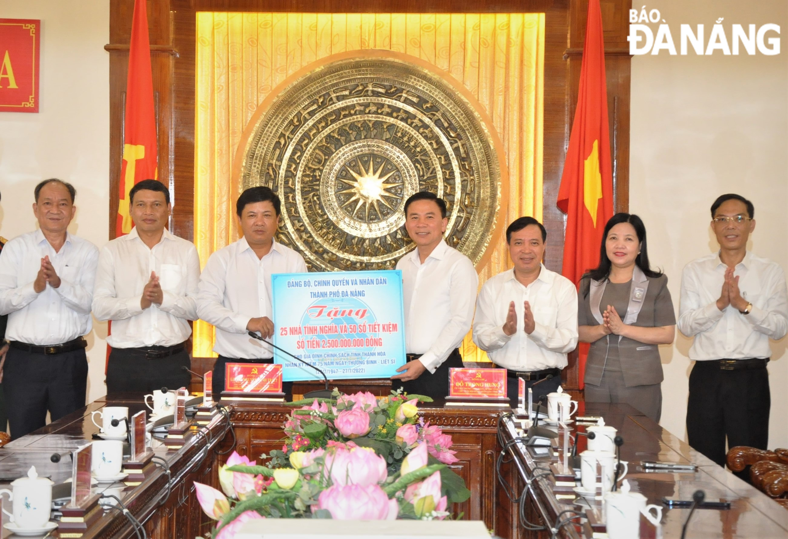 Mr Luong Nguyen Minh Triet (third from the left) presenting a symbolic board of 25 houses and 50 savings books to revolution contributors in Thanh Hoa Province. Photo: LE HUNG