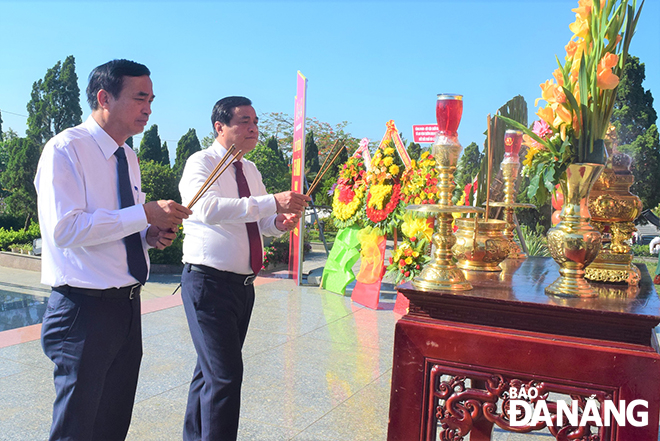 Secretary of the Quang Nam Provincial Party Committee and Chairman of the Provincial Peoples Council Phan Viet Cuong (right) and Chairman of the Da Nang Peoples Committee Le Trung Chinh offering incense to pay tribute to fallen soldiers. Photo: P.N