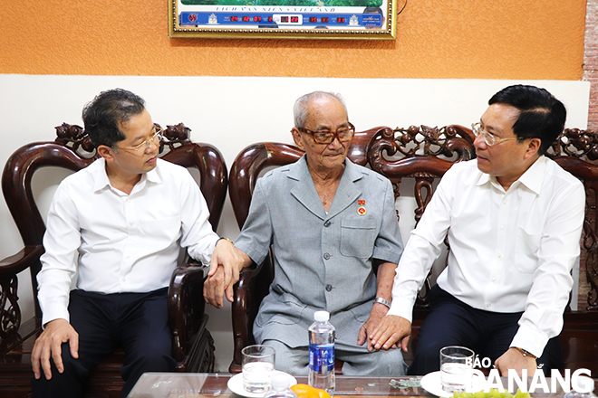 Permanent Deputy Prime Minister Pham Binh Minh (right) visiting war invalid Nguyen Cong Ho having injury rate of 4/4