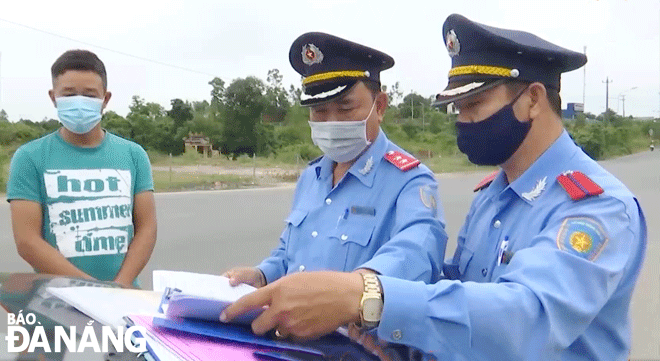 Inspectors from the Da Nang Department of Transport checking observance of the Road Traffic Regulation on National Highway 14B. Photo: PHUONG UYEN