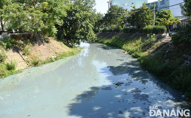 Khu vực hạ lưu tuyến kênh Đa Cô bị nhuộm trắng sau vụ cháy kho sơn vào sáng 25-7.