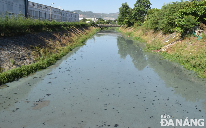Nước bị ô nhiễm trong tuyến kênh Đa Cô đang được cô lập để chờ xử lý.