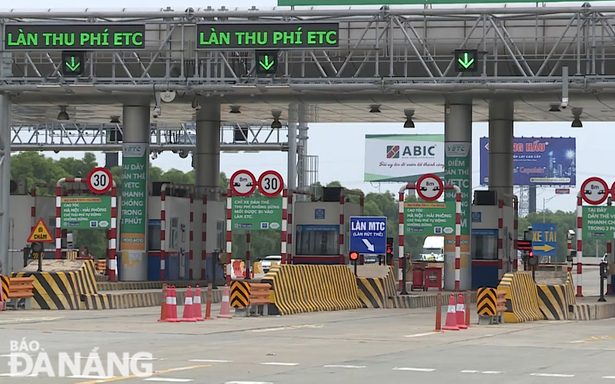 To date, the installation of ETC system at 155 toll lanes on the 4 aforementioned expressways have been completed. Photo: THANH LAN