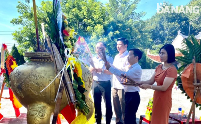 Lãnh đạo Ban Biên tập, các trưởng, phó phòng của Báo Đà Nẵng dâng hương tri ân các Bà Mẹ Việt Nam anh hùng và anh hùng liệt sĩ. Ảnh: ĐẶNG NỞ