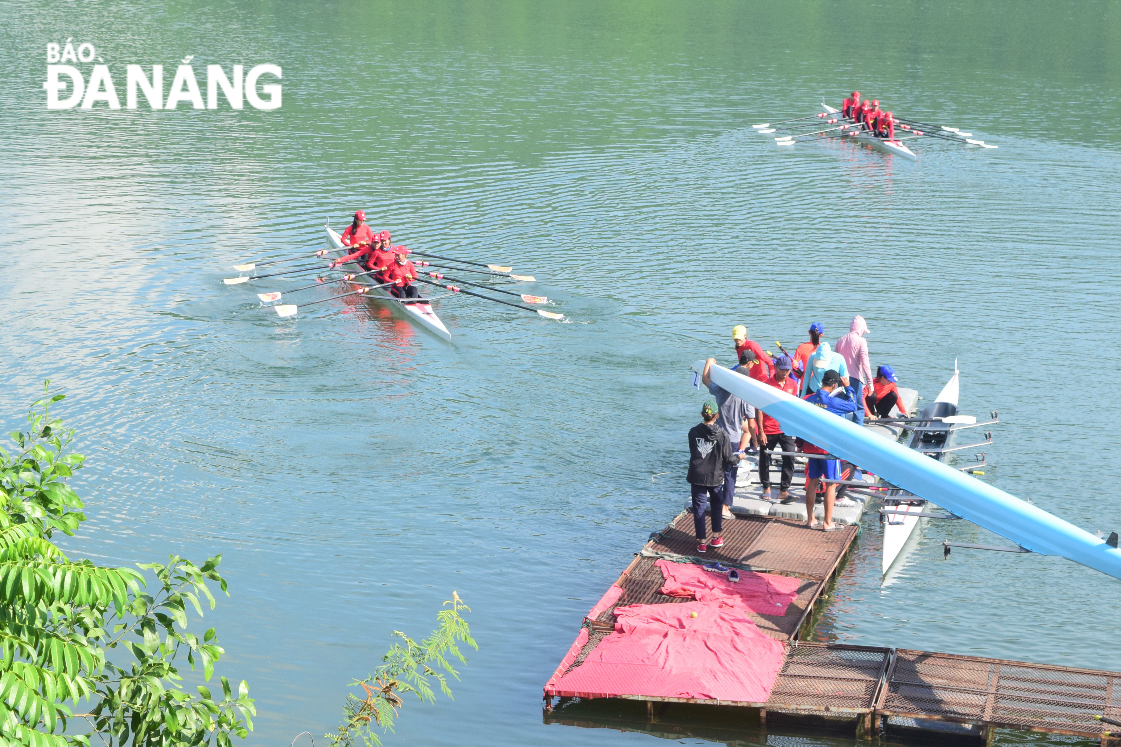  Members of the city's boat rowing team are training hard at the Dong Nghe Lake. Photo: P.N