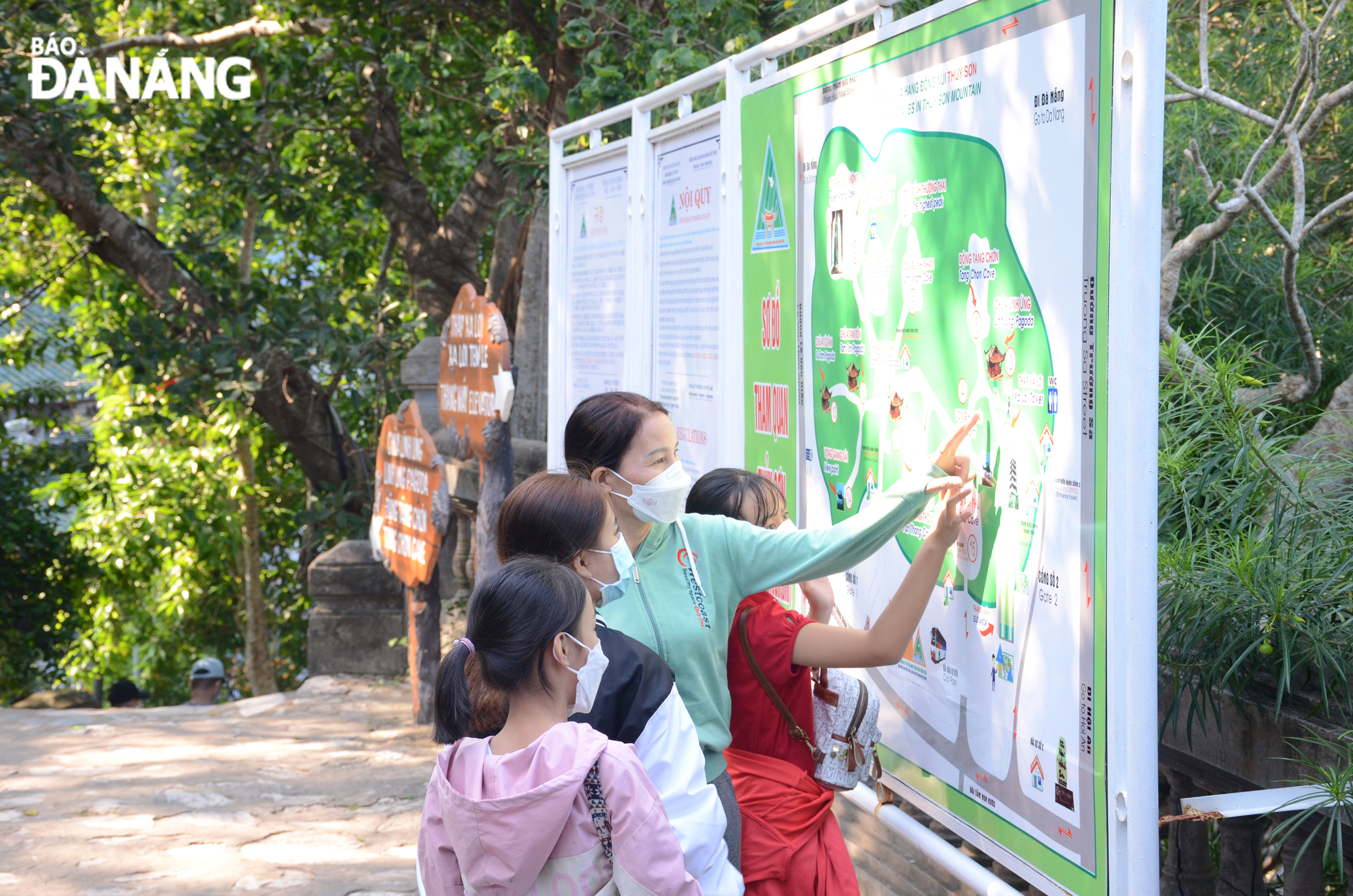 Tourists visiting the Marble Mountains. Photo: THU HA