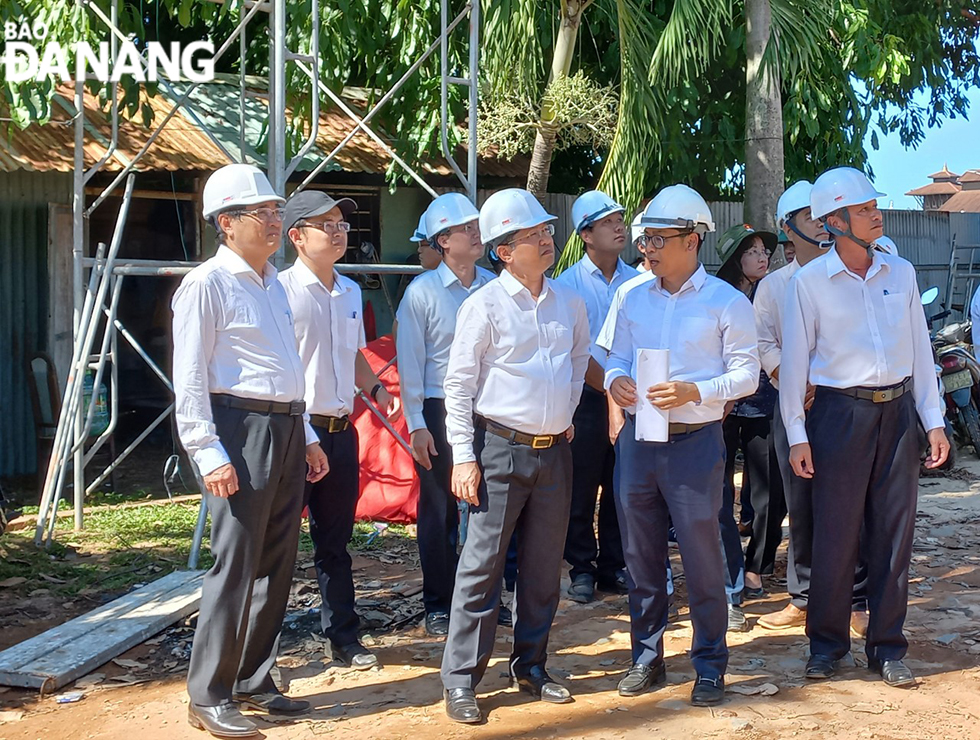 Da Nang Party Committee Secretary Nguyen Van Quang (first row, second from the left) assigning relevant units to handle technical problems for the project on upgrading and embellishing the city's Monument. Photo: TRIEU TUNG