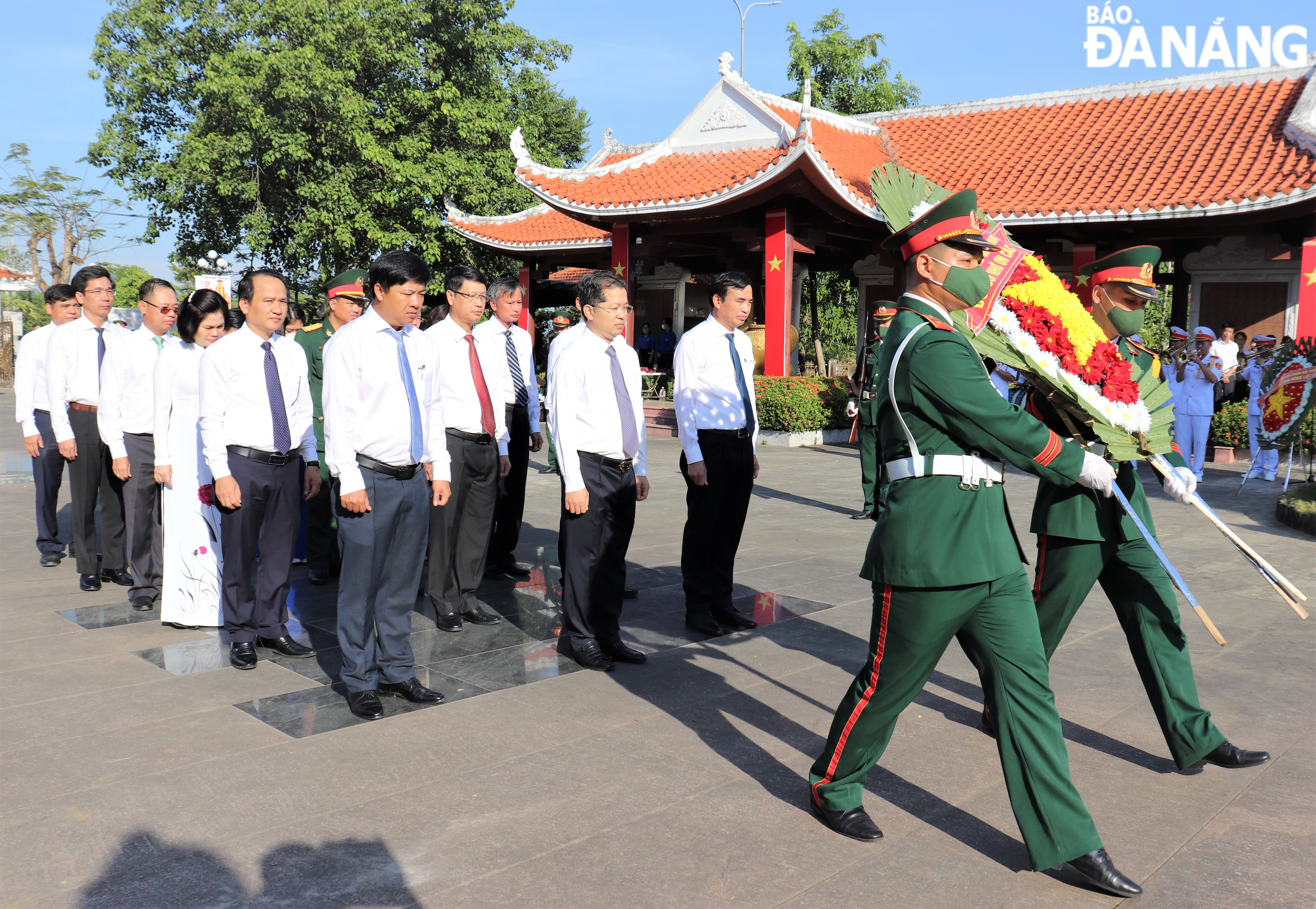 Đoàn lãnh đạo Thành ủy, HĐND, UBND,  Ủy ban MTTQ Việt Nam thành phố và Đoàn đại biểu Quốc hội thành phố đến viếng, đặt vòng hoa và dâng hương tưởng niệm các anh hùng, liệt sĩ tại Đài tưởng niệm liệt sĩ Hòa Vang. Ảnh: LÊ HÙNG