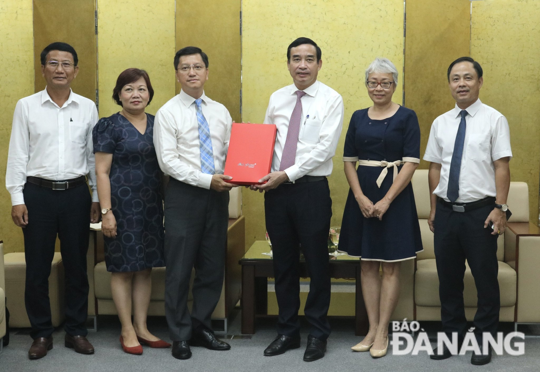 Chủ tịch UBND thành phố Lê Trung Chinh (thứ 4, trái sang) trao quà lưu niệm cho Đại sứ Nguyễn Thanh Hải. Ảnh:N.QUANG