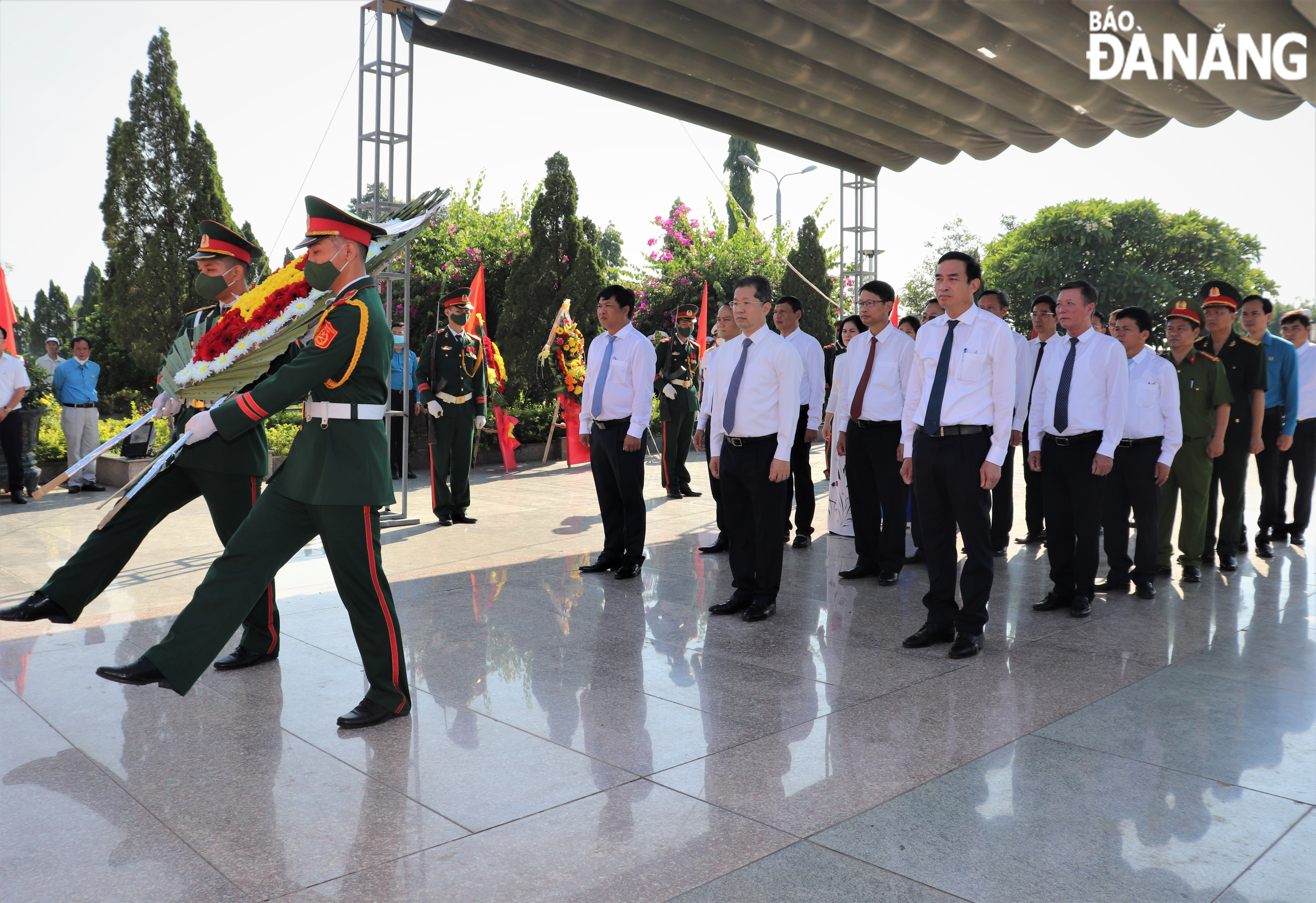 Da Nang’s leaders pay floral tributes to fallen combatants at the City’s Martyrs Cemetery. Photo: LE HUNG