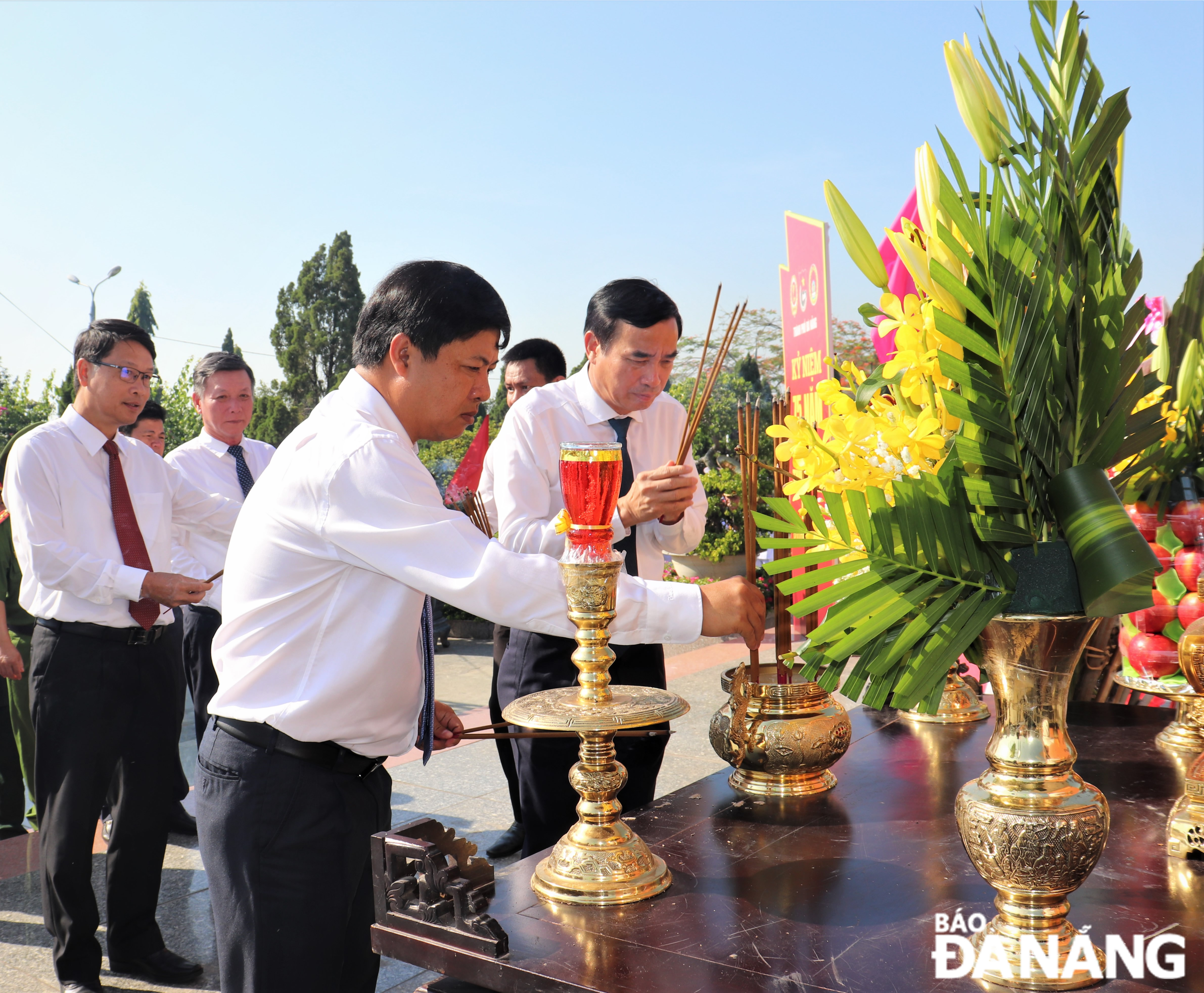 Mr Luong Nguyen Minh Triet (left) and Mr Le Trung Chinh (right) offering incense to pay tribute to fallen combatants at the City’s Martyrs Cemetery. Photo: LE HUNG