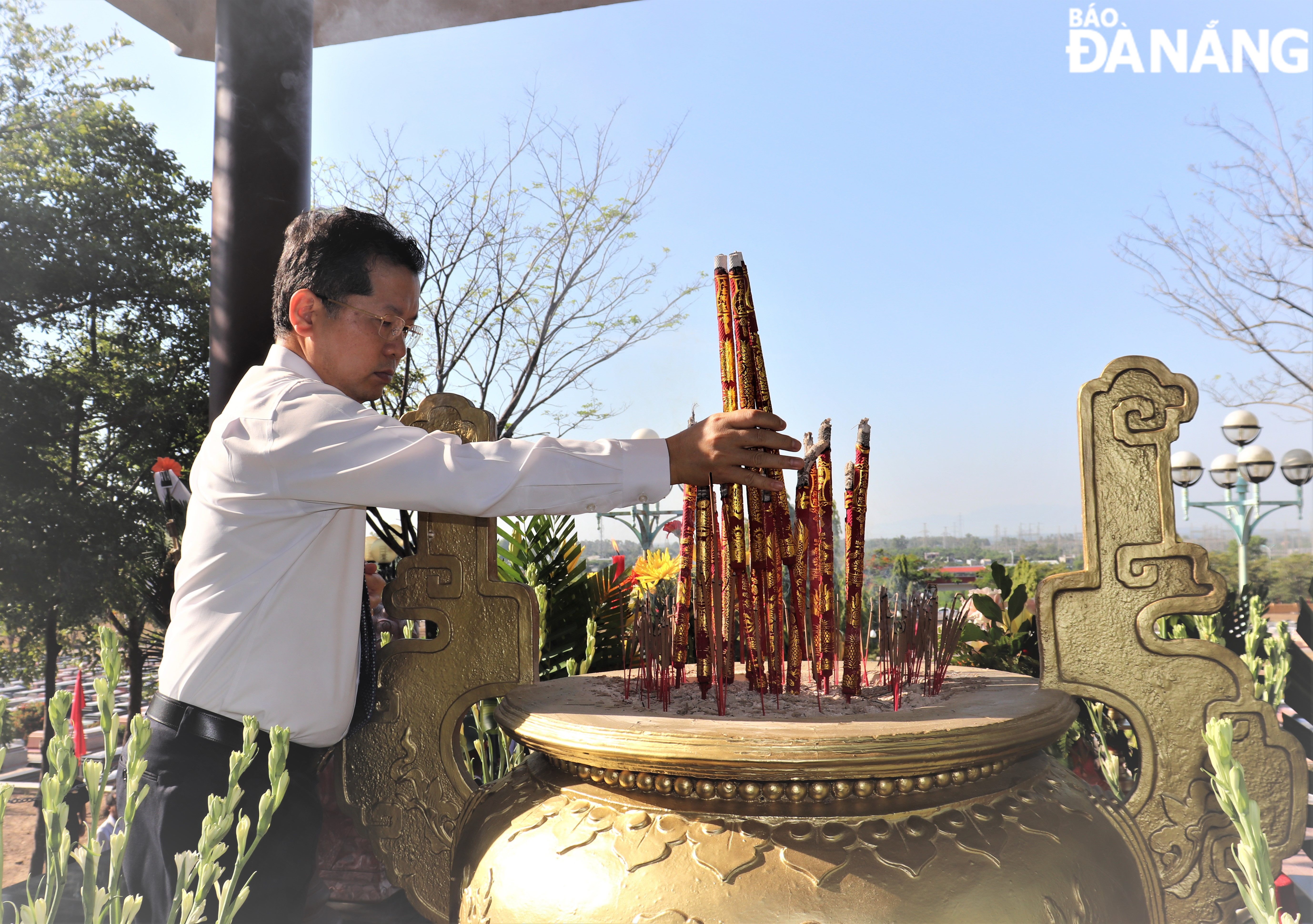 Mr Nguyen Van Quang pays tribute to fallen soldiers at the Military Zone 5 Cemetery. Photo: LE HUNG