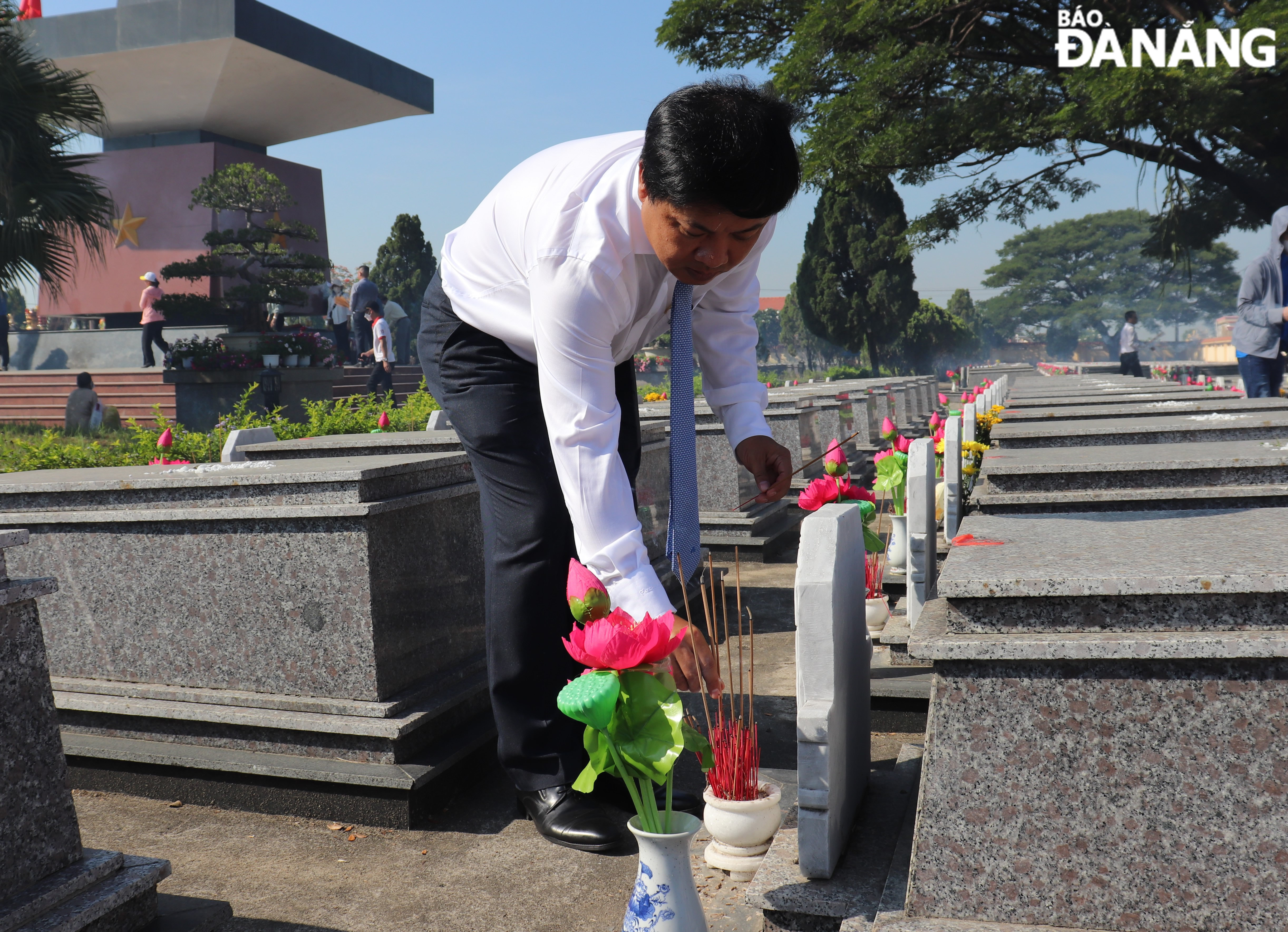 Mr Luong Nguyen Minh Triet burning incense at martyrs’ graves. Photo: LE HUNG