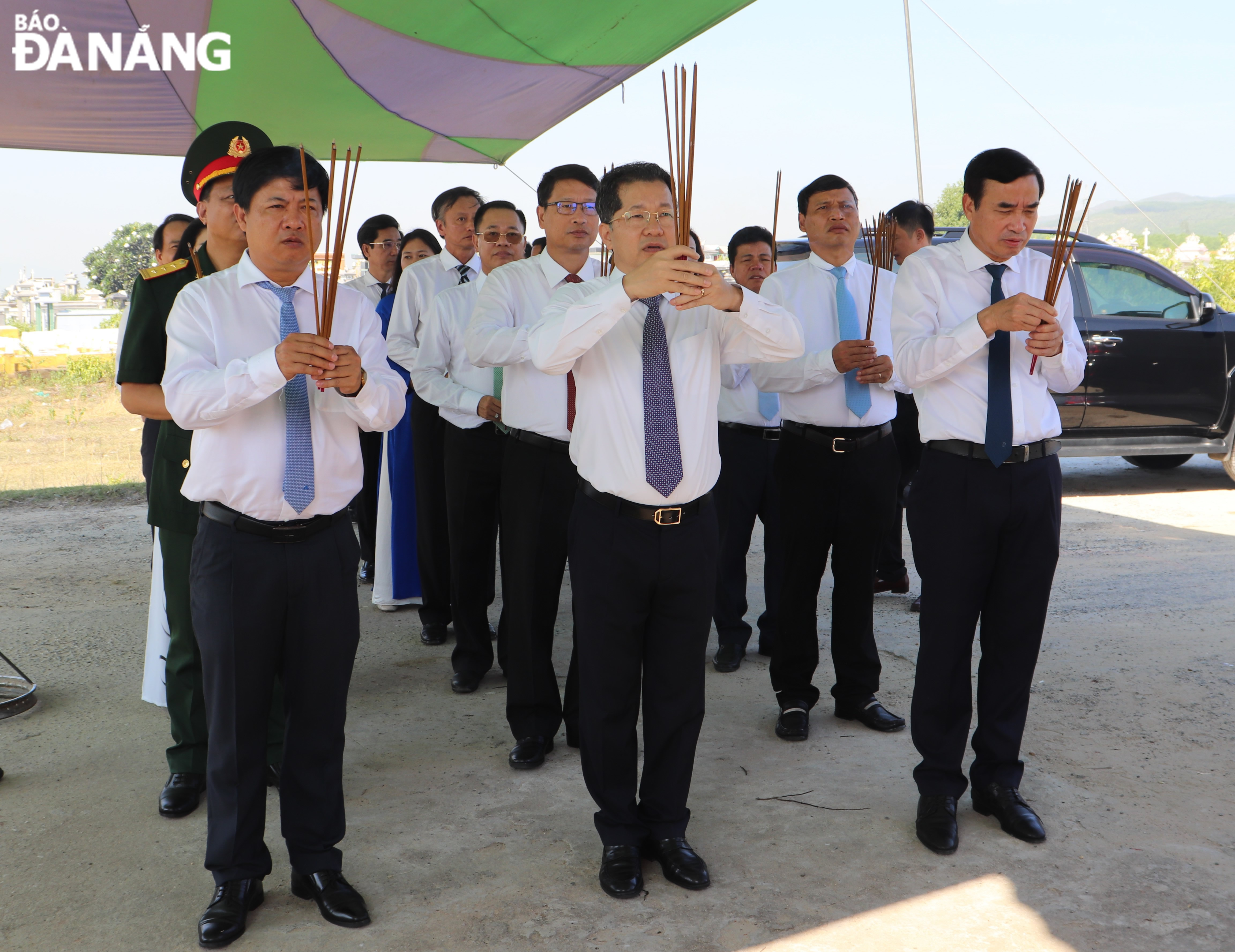 The city’s leaders offered incense in tribute to heroic martyrs at the Phuoc Ninh Cemetery. Photo: LE HUNG