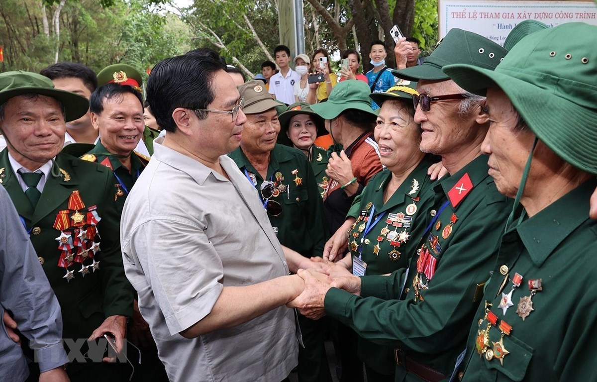 Thủ tướng Phạm Minh Chính gặp gỡ, thăm hỏi các cựu thanh niên xung phong tại Ngã ba Đồng Lộc. (Ảnh minh họa: Dương Giang/TTXVN)