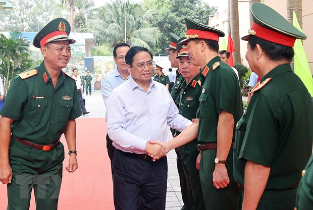 Thủ tướng Phạm Minh Chính đến dự buổi gặp mặt đại diện các đội tìm kiếm, quy tập hài cốt liệt sỹ. (Ảnh: Dương Giang/TTXVN