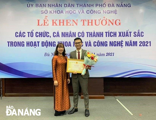 Tiến sĩ Nguyễn Thành Đạt (bên phải) nhận bằng khen của UBND thành phố Đà Nẵng vì đã có thành tích xuất sắc trong hoạt động khoa học công nghệ năm 2021. Ảnh: TRỌNG HÙNG