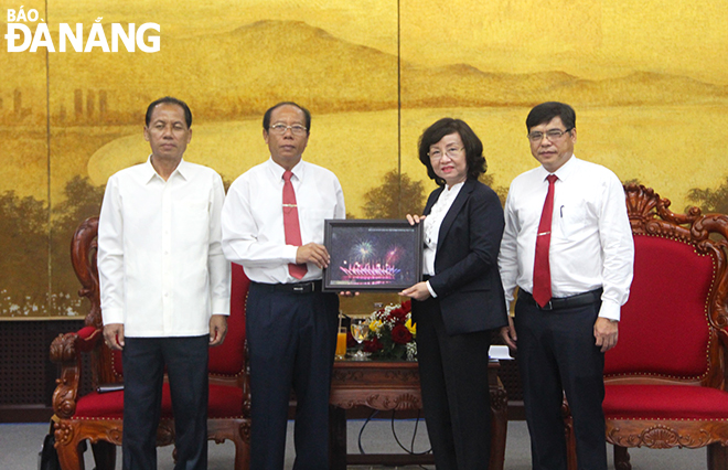 Vice Chairwoman of the Da Nang People's Committee Ngo Thi Kim Yen (second, right) presenting a momento to a leader of the Department of Labour and Social Welfare of Champasak Province. Photo: X.D