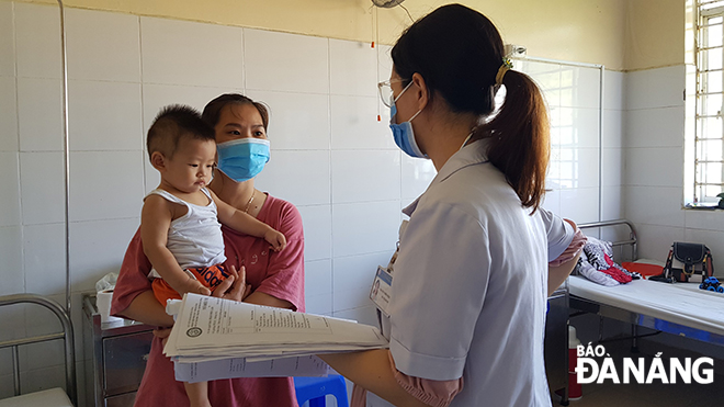 UBND thành phố phát động phong trào phòng, chống sốt xuất huyết trong toàn dân. Trong ảnh: Bác sĩ khám, tư vấn cho bệnh nhi mắc sốt xuất huyết tại Bệnh viện Phụ sản - Nhi Đà Nẵng.  Ảnh: PHAN CHUNG	