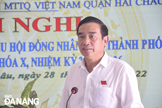 Chủ tịch UBND thành phố Lê Trung Chinh phát biểu tại buổi tiếp xúc cử tri.  Ảnh: Trọng Huy