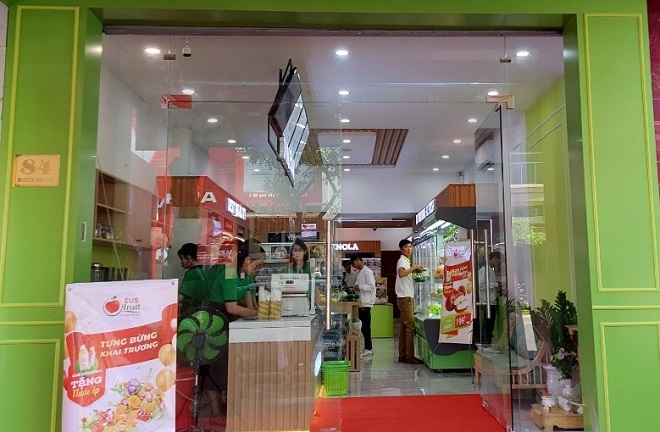 Khách hàng mua sắm tại EUS Fruit Đà Nẵng.